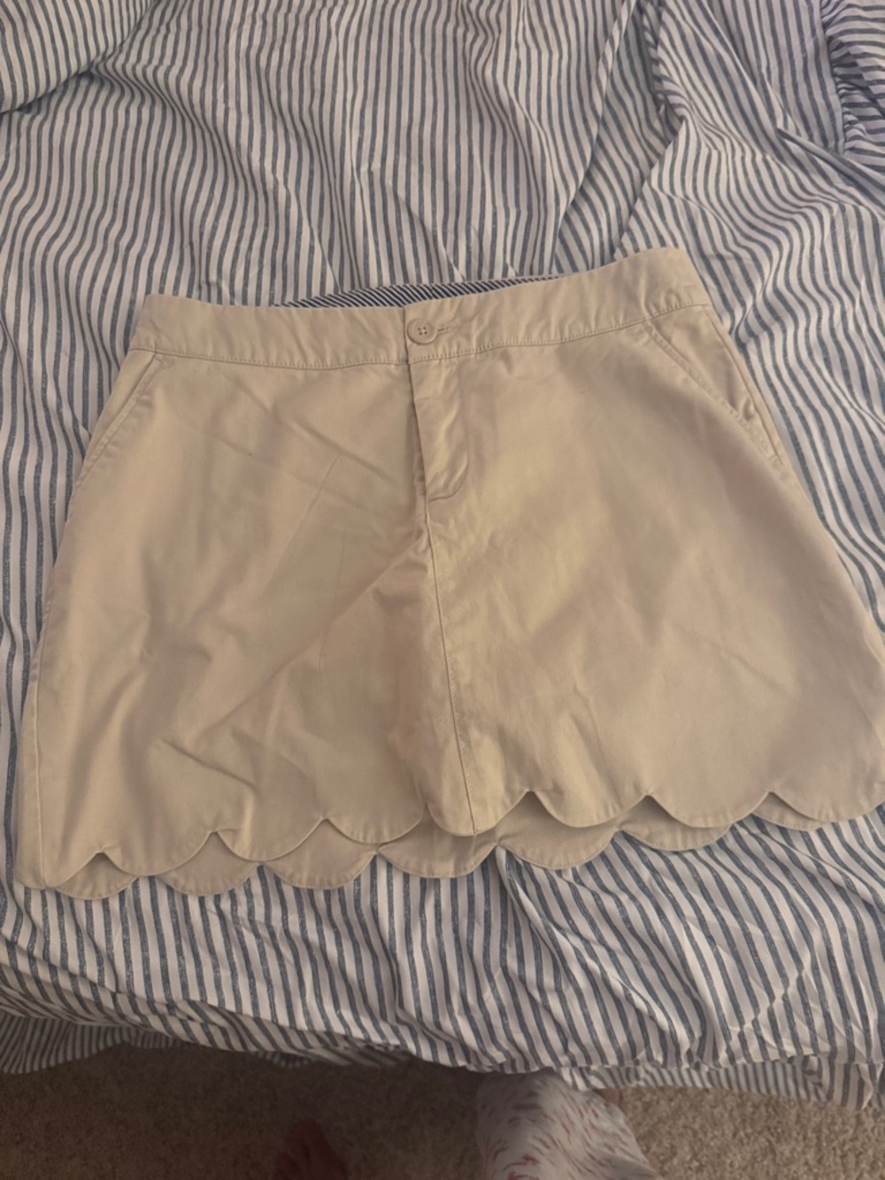 crown & ivy Cream Scallop Hem Women's Shorts